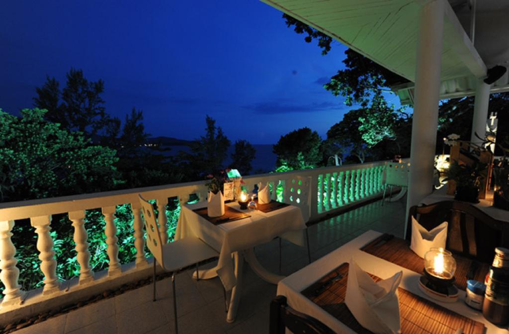 Hotel Karon Cliff Contemporary Boutique Bungalows Restaurant foto